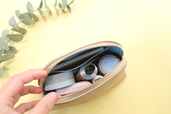 ポーチM トリヨンクレマンス　シャンパンゴールド×ブルー 2枚目の画像