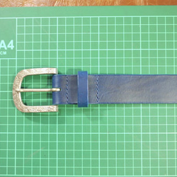 一枚革のベルト（幅35ミリ・イタリアンレザー「ブッテーロ」ブルー）受注生産品（最長115cmまで） 2枚目の画像