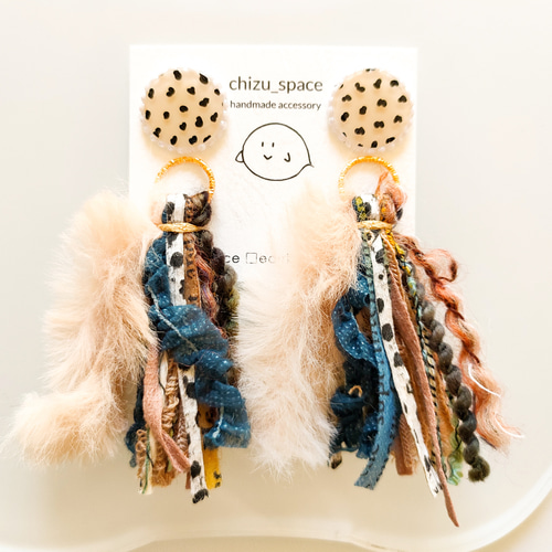 2way*ダルメシアンとベージュのふわふわファーのタッセルのピアス 