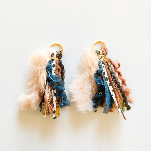 2way*ダルメシアンとベージュのふわふわファーのタッセルのピアス 