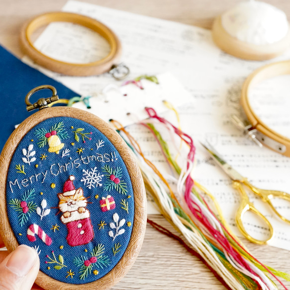[[刺繍キット]クリスマスネコ②ブーツネコ 手刺繍飾り 1枚目の画像
