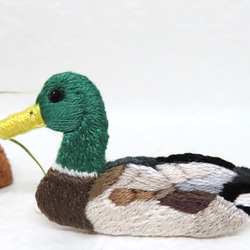 【リニューアル】マガモ☆鳥の刺繍ブローチ 2枚目の画像