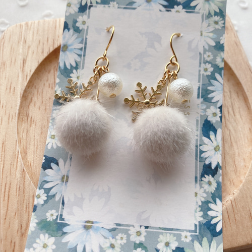 ホワイトクリスマスピアス*ファーボール雪の結晶コットンパール ホワイトクリスマスピアス*ファーボール雪の結晶コットンパール
