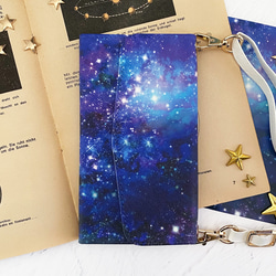 星と銀河の宇宙柄 ショルダーストラップ付き 三つ折り手帳型スマホケース 2枚目の画像