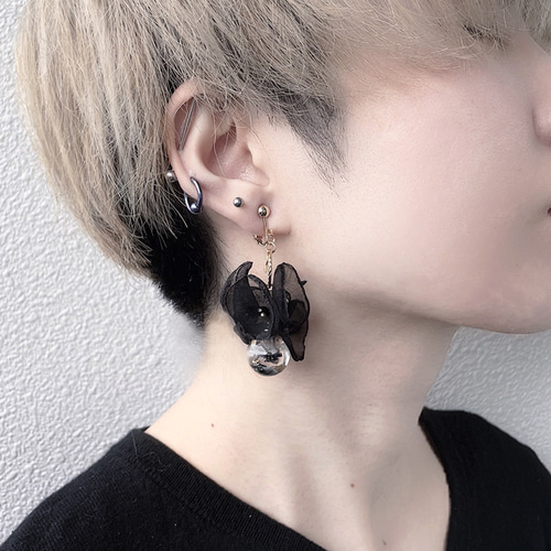 揺れるモノトーンレジンボールとシフォンイヤリング/ピアス イヤリング 
