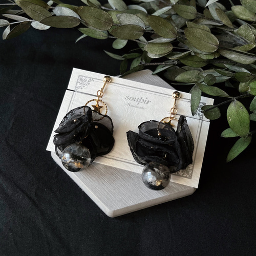 揺れるモノトーンレジンボールとシフォンイヤリング/ピアス イヤリング 
