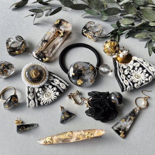 揺れるモノトーンレジンボールとシフォンイヤリング/ピアス イヤリング 