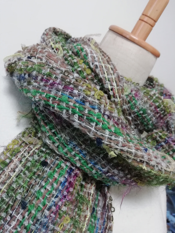 手織りのマフラー　冬の装いに合う萌える緑 4枚目の画像