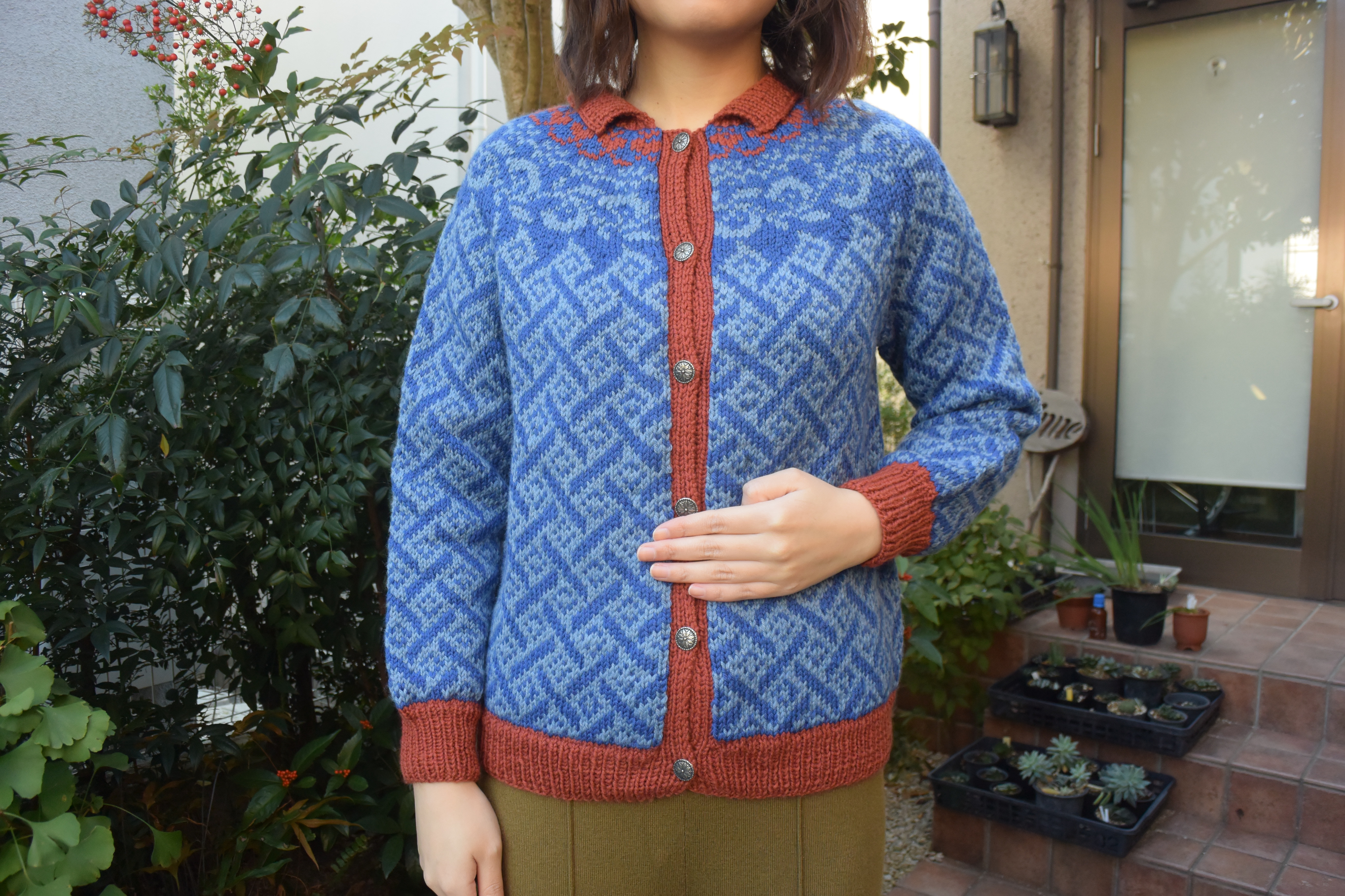サイト限定価格ブルーとテラコッタの襟付きカーディガン