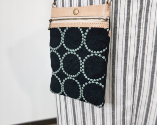 ✩ごう✩ミナペルホネン　スマホゆったりポシェット　タンバリン　ネイビー ミナペルホネン スマホゆったりポシェット タンバリン グレー×ネイビー