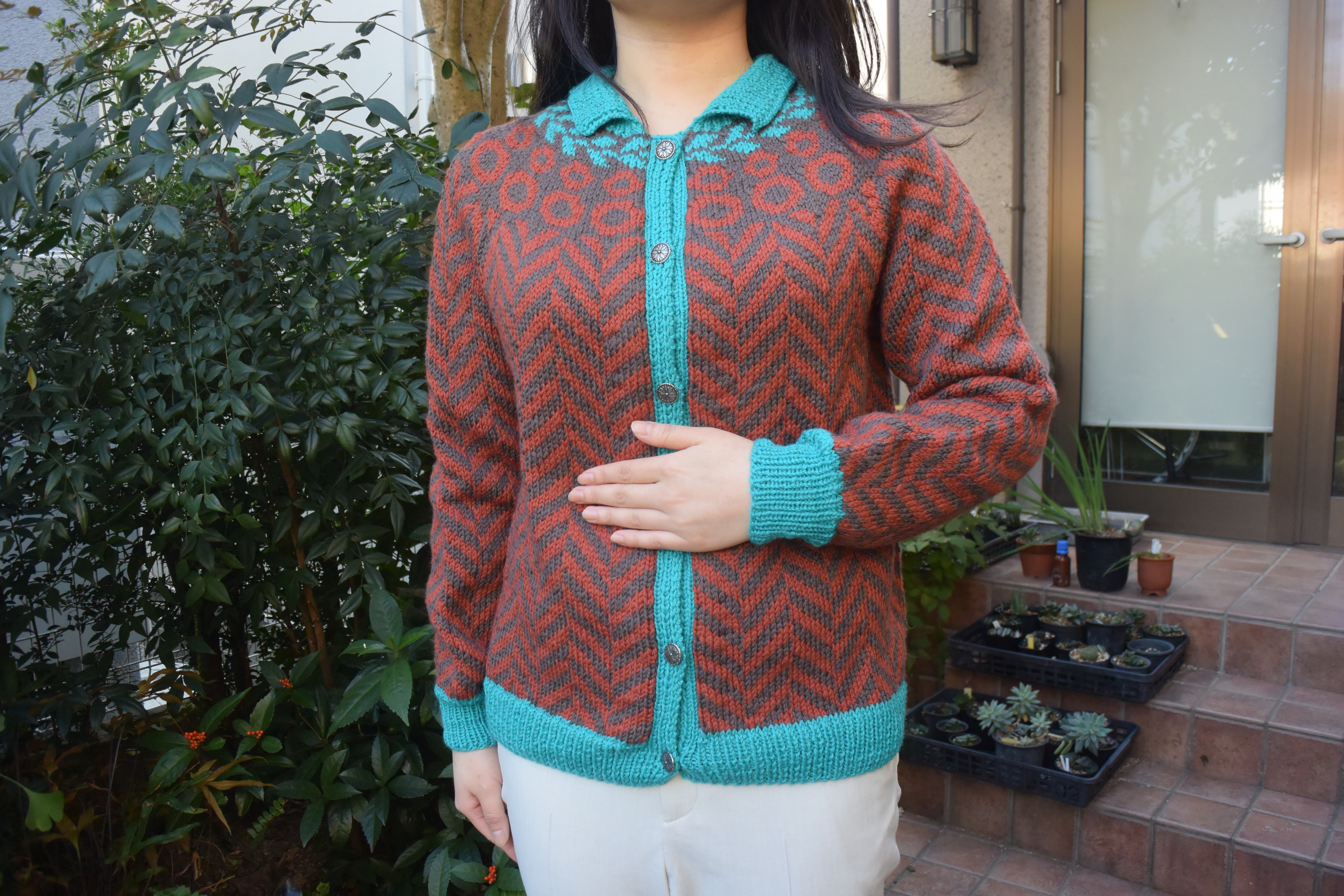 サイト限定価格ミントグリーンとテラコッタの襟付きカーディガン