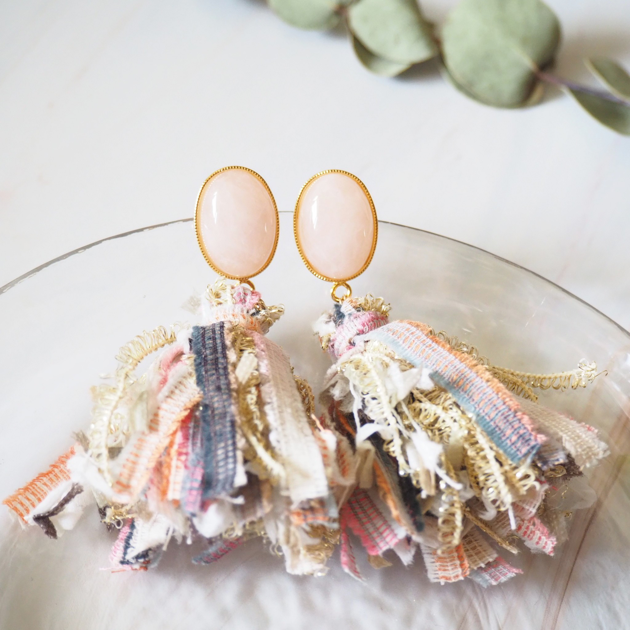 《ローズクオーツと引き揃え糸のタッセルピアス》