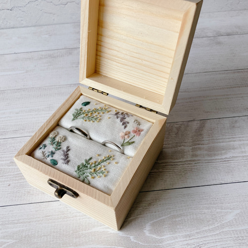 手刺繍入あずき/小豆のお腹ピロー【つばめさんとミモザリース】 手刺繍ミモザリースとふわふわ白猫ちゃんのブローチ 国産帆布