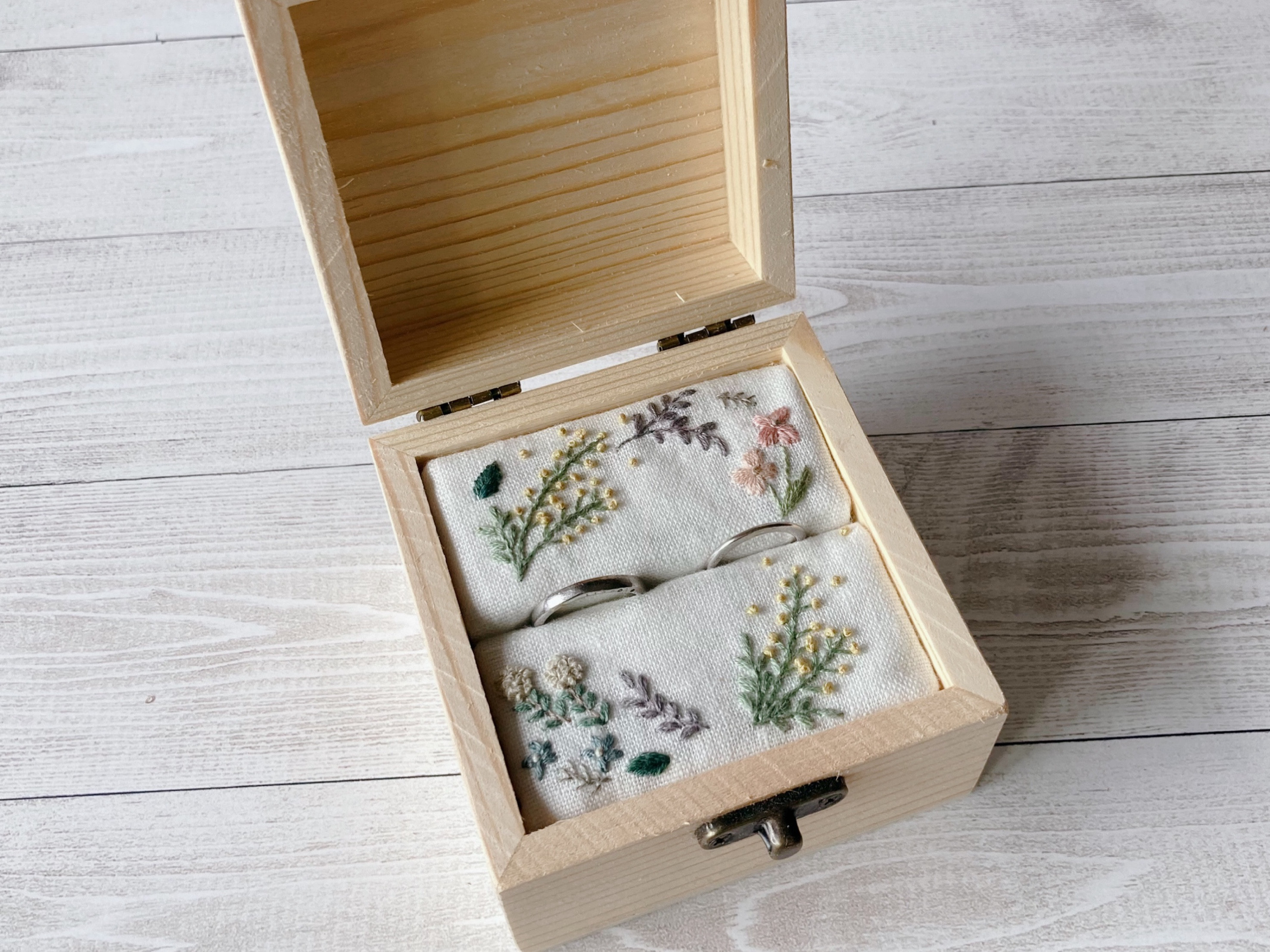 手刺繍入あずき/小豆のアイピロー【フラワーリース】