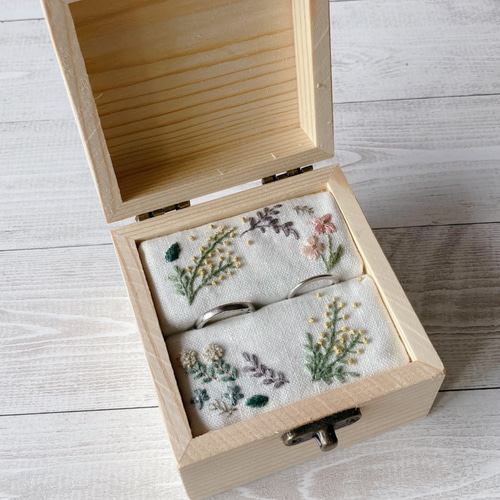 刺繍のリングピロー 木箱 ＊acacia wreath＊ミモザのリース
