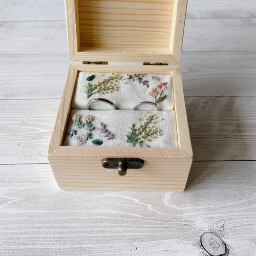 刺繍のリングピロー 木箱 ＊acacia wreath＊ミモザのリース リング
