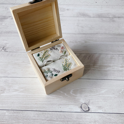 刺繍のリングピロー 木箱 ＊acacia wreath＊ミモザのリース リング