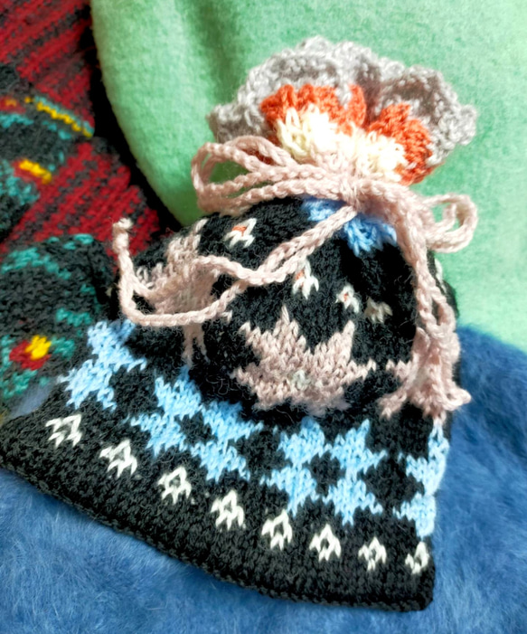 ラトビア柄 手編み巾着袋 ウール100% 2枚目の画像