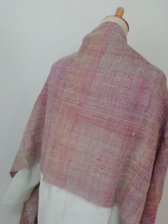 手紡ぎ手織りのストール　桜の時期を先取りするピンク色 6枚目の画像