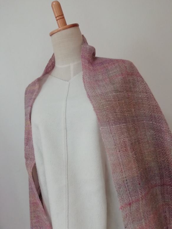 手紡ぎ手織りのストール　桜の時期を先取りするピンク色 7枚目の画像