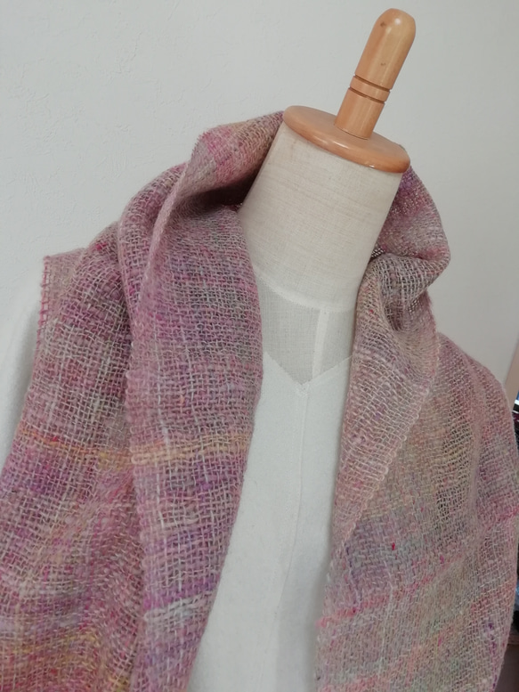 手紡ぎ手織りのストール　桜の時期を先取りするピンク色 4枚目の画像