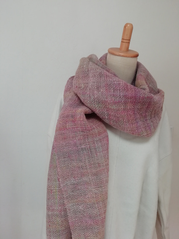 手紡ぎ手織りのストール　桜の時期を先取りするピンク色 2枚目の画像