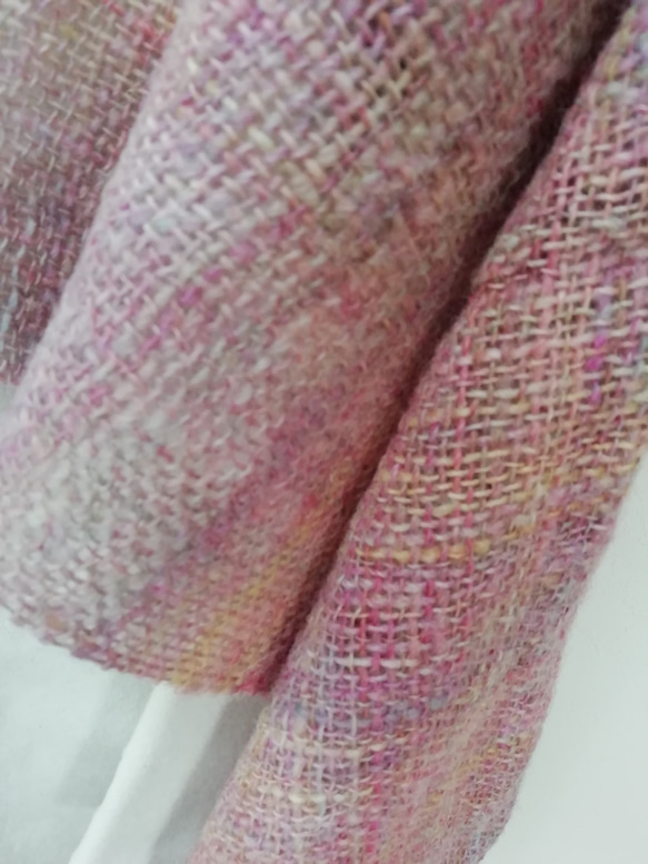 手紡ぎ手織りのストール　桜の時期を先取りするピンク色 5枚目の画像
