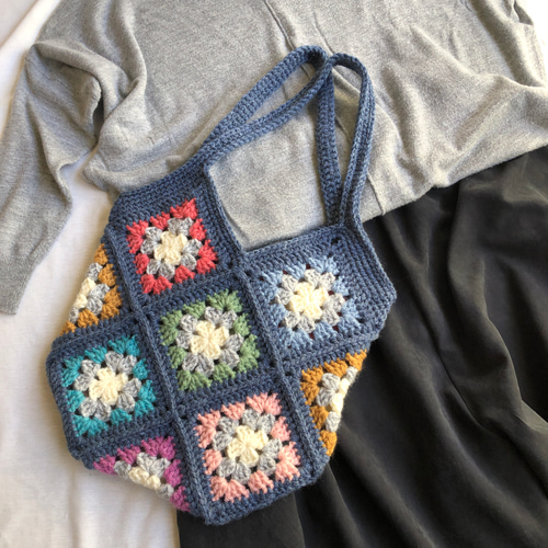 レトロ可愛いグラニースクエアのトートバッグ・ネイビー