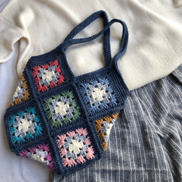 レトロ可愛いグラニースクエアのトートバッグ・ネイビー＆カラフル