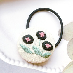 black flowerの刺繍ヘアゴム 2枚目の画像