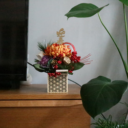 《新作》大菊と葉牡丹の迎春アレンジメント 3枚目の画像