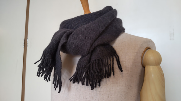 手紡ぎ手織り シェットランド羊毛（ウール）１００％墨黒 マフラー 1枚目の画像