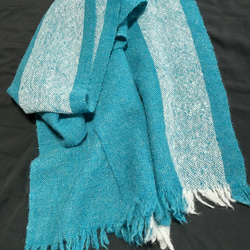 手紡ぎ手織り シェットランド 羊毛（ウール）ターコイズ白ラインマフラー 1枚目の画像