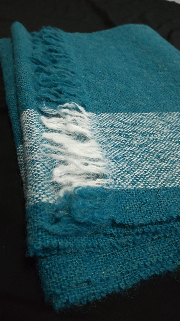 手紡ぎ手織り シェットランド 羊毛（ウール）ターコイズ白ラインマフラー 4枚目の画像