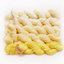 絹糸 草木染「玉ねぎ」極太 1綛 シルク100％ 天然染料 かがり糸 刺繍