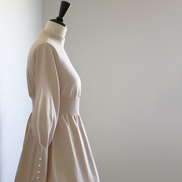 [優美線條剪影◎]珍珠袖口WHOLEGARMENT洋裝[米色] 第11張的照片