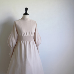 [優美線條剪影◎]珍珠袖口WHOLEGARMENT洋裝[米色] 第10張的照片