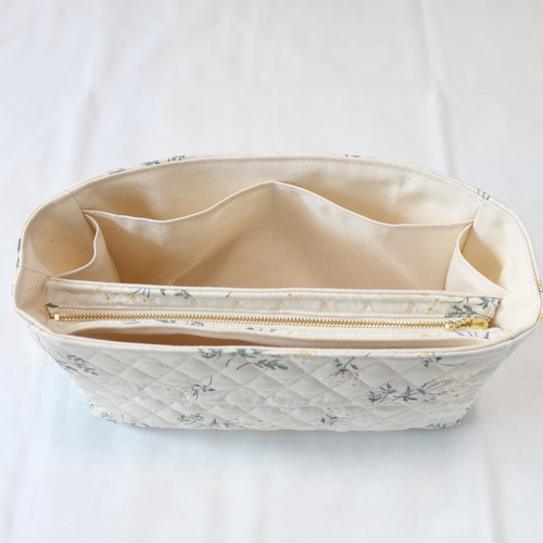 やわらかキルティング生地のファスナー付きバッグインバッグ ビジネス