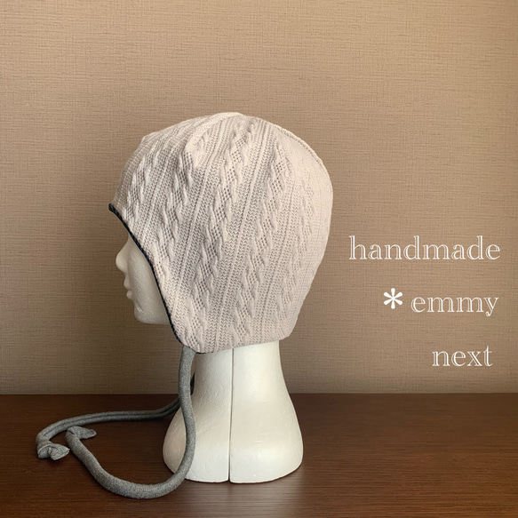 送料無料＊handmadeアラン風ニット耳あて付き帽子〈ライトグレー×ボーダー〉ケア帽子　ケアキャップ　医療用帽子 3枚目の画像