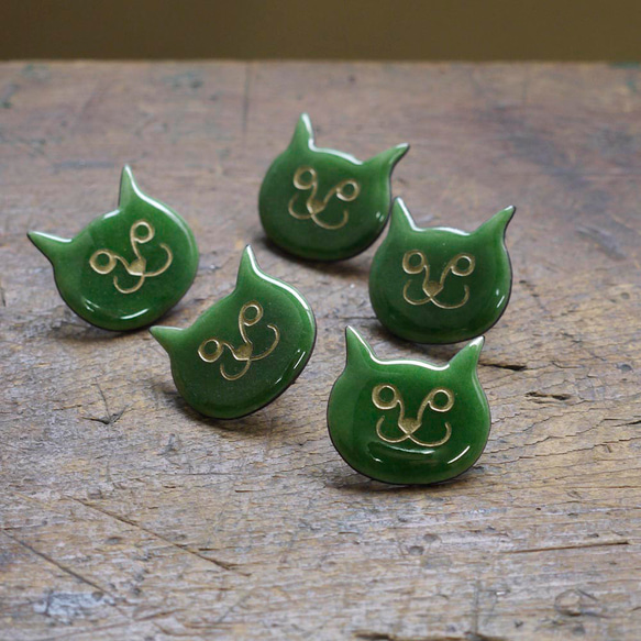 七宝焼　ピンバッチ　いじわる猫（緑） 3枚目の画像