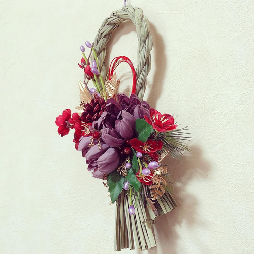 本日最終　しめ縄アレンジメント 紫とピンクの花　しめ縄　しめ飾り　お正月飾り 紫マムと紅梅のお正月しめ縄飾り しめ縄・しめ飾り bee 通販 15071265