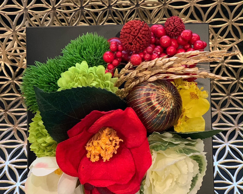 送料無料】お正月飾り 壁掛けも斜め掛けもできる華やか椿と葉牡丹の