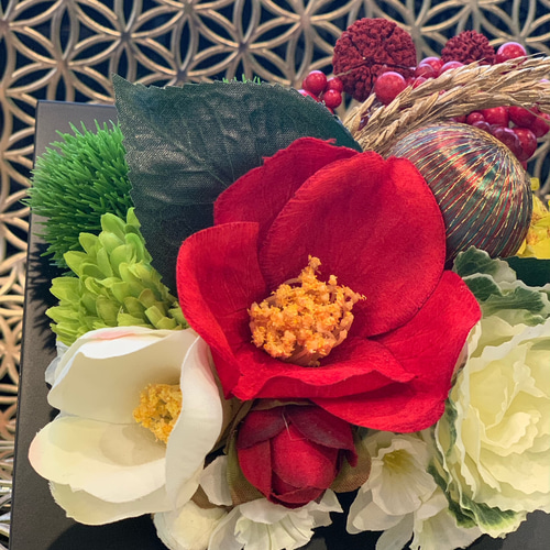 送料無料】お正月飾り 壁掛けも斜め掛けもできる華やか椿と葉牡丹の