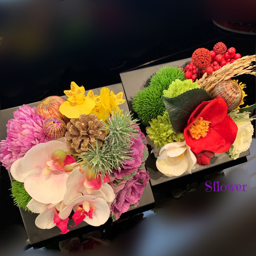 お正月飾りピンクの椿葉牡丹アレンジメント