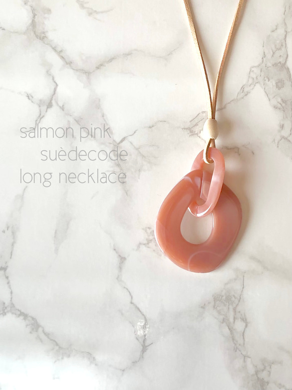 変形大ぶりリングとスエードコード革紐のロングネックレス〜coral pink〜 2枚目の画像