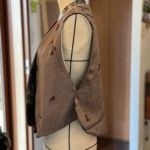 着物リメイクno.2956★綿絣・パッチワーク　ベスト H64b 絣 木綿 藍染 パッチワークベスト 着物リメイク 古布 柿渋