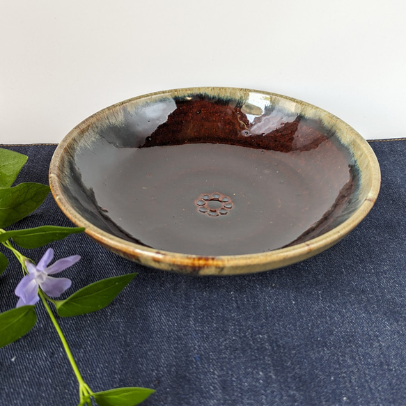 津高和一作品　黒とベージュの陶器皿 約14cm 黒飴釉の中深皿 そうめん鉢【手仕事 民藝 和 陶器】 中皿 酒津焼 kazu