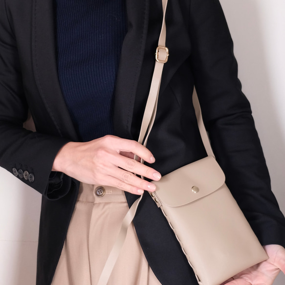 サイド編み上げデザイン シンプル レザー調 スマホポシェット スマホショルダー 3色展開 2枚目の画像