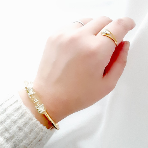 caramel latte 白い小花の鉱石風バングル 金属アレルギー対応 天然石  