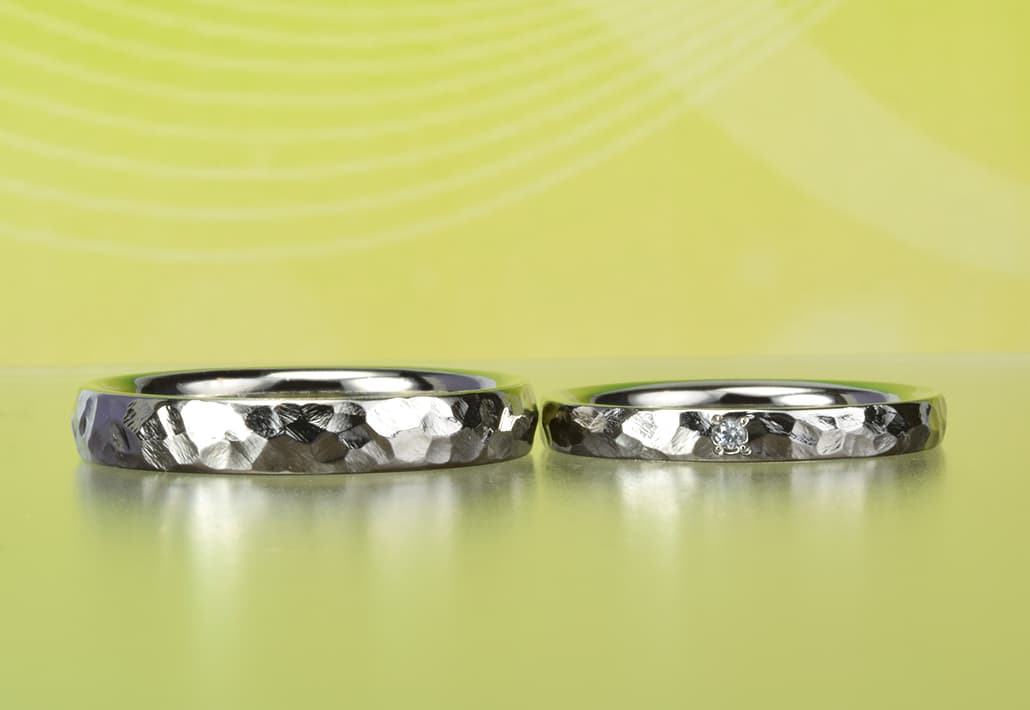 【金属アレルギー対応結婚指輪】人気のタッチシリーズ　手彫り柄リング～槌目　MG-020